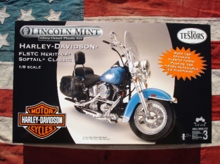 TT7202  Harley-Davidson FLSTC Heritage Softail Classic 1:9 Testo